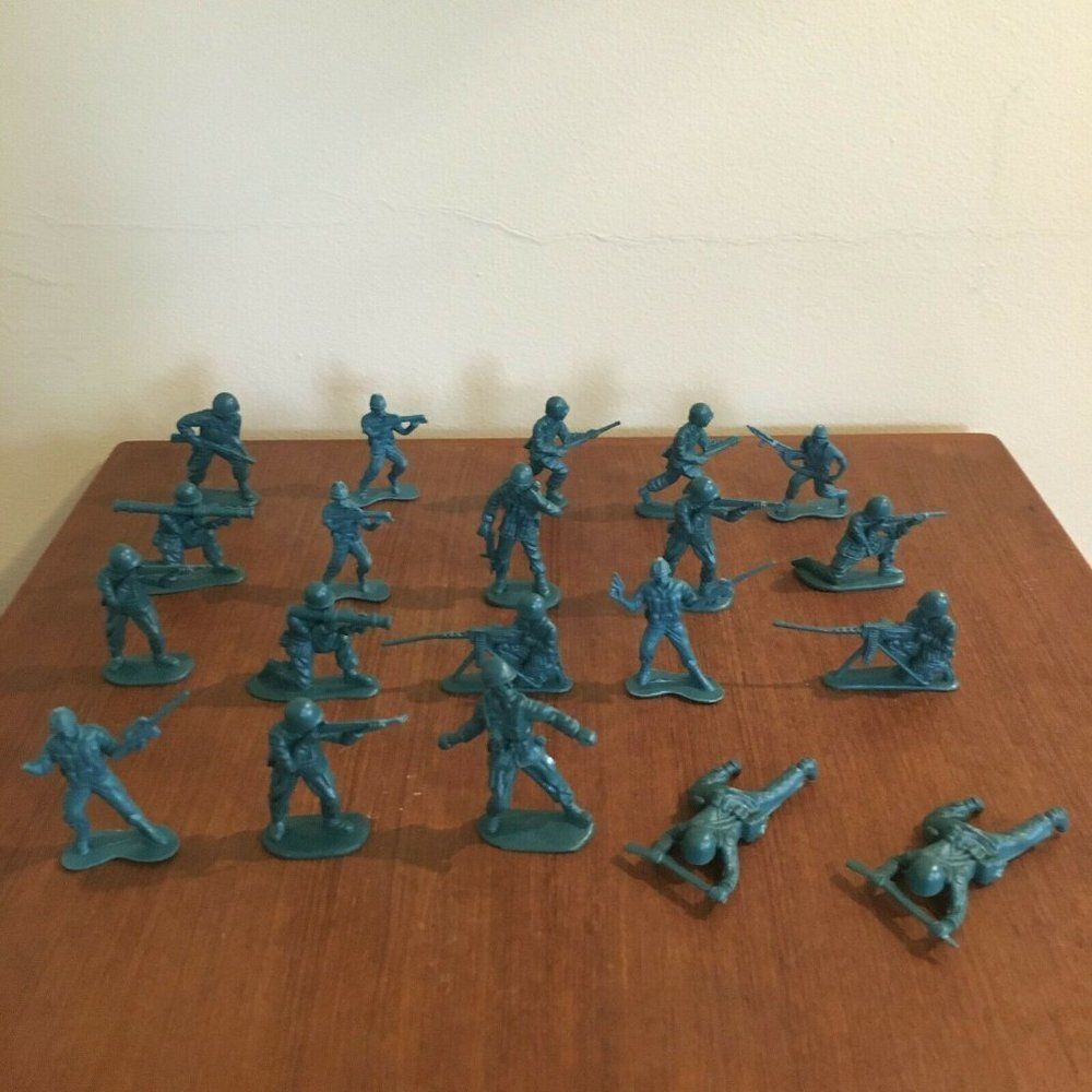 Plastic Army Guys Figures Dark Green Lot of 20 pcs